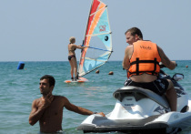 Депутат законодательного собрания Ленинградской области Владимир Петров предложил обложить денежным сбором россиян, которые предпочитают зарубежные курорты отечественным. Соответствующее предложение парламентарий отправил в адрес главы Ростуризма Олега Сафонова. 