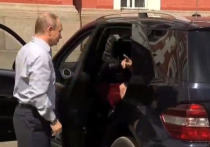СМИ обратили внимание на таинственного пассажира с которым президент России Владимир Путин приехал на Валаам, самостоятельно управляя автомобилем
