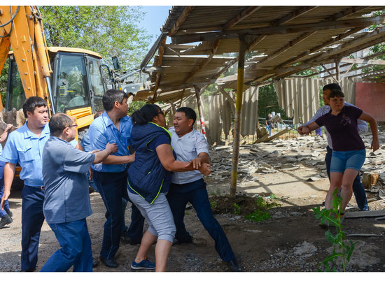  Алматинцы пытаются спасти свои дворы от автомобильного нашествия, которое, к слову, появилось не без участия тех же градоначальников