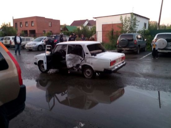 В Барнауле водитель ВАЗ-21074 снес четыре припаркованных авто