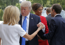 Прибывший в Париж с визитом президент США Дональд Трамп снова поразил общественность своим неумением здороваться с женами политиков