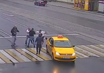 Видео с потасовкой из семи человек на Ленинском проспекте в Калининграде было обнародовано полицией
