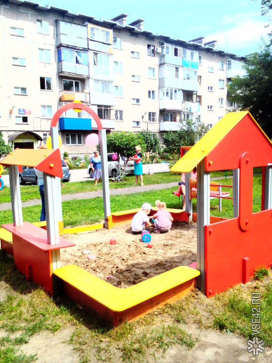 Новокузнецкие пенсионерки выгнали молодую мать и ее ребенка с детской площадки 