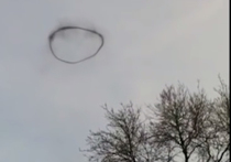 Черное кольцо из дыма попало в объектив жительницы Англии в Западном Йоркшире