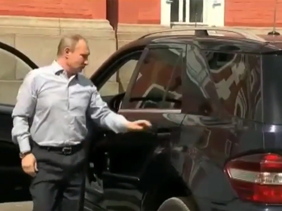 Ранее соцсети взбудоражило видео с неизвестным пассажиром в автомобиле президента