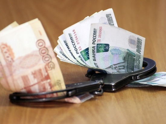 Мужчину обвиняют в восьми взятках на сумму 1,34 млн рублей