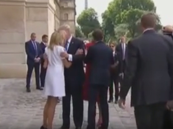 Президент с силой дернул первую леди Франции за руку 