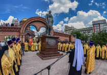 В 99-ю годовщину расстрела семьи Романовых в Новосибирске открыли памятник святым страстотерпцам — последнему царю России Николаю II и его сыну, цесаревичу Алексею