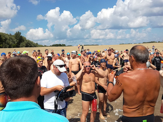 Участница, переплывшая реку последней, получила награду — водонепроницаемый мобильный телефон стоимостью 25 тыс. руб.