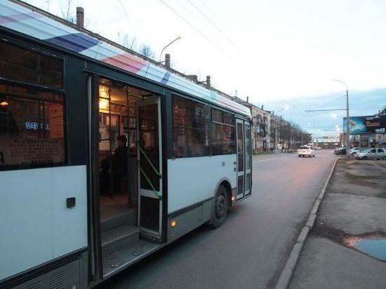 В Кузбассе маленький мальчик выпал из салона автобуса 