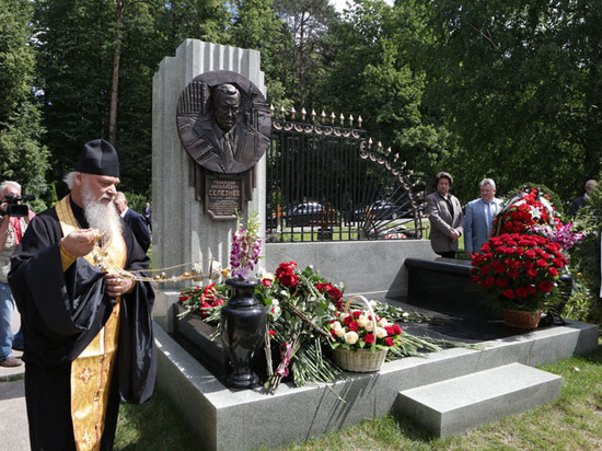 На Троекуровском кладбище открыли памятник Геннадию Селезневу