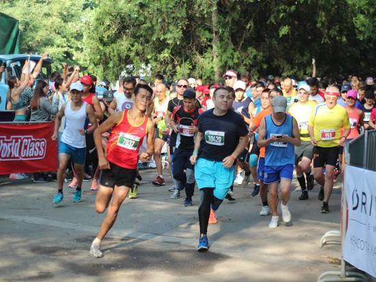 Летний сезонный забег регулярно проходит с 2015 года и является этапом подготовки к масштабному благотворительному «Алматы Марафону»