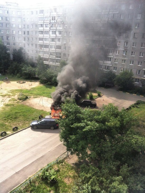 Автомобиль сгорел на улице Акимова в Нижнем Новгороде
