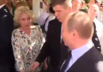 Видео "горячих объятий" женщины с президентом взбудоражило Сеть