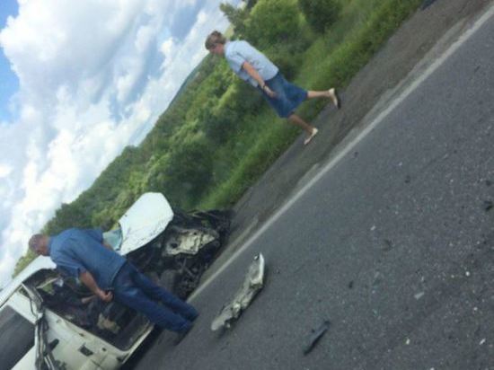 Под Новокузнецком столкнулись грузовик и минивэн: двое пострадавших 