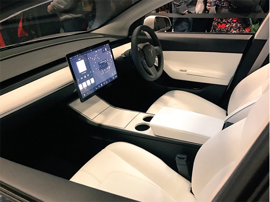 Знакомим с чудом техники – автомобилем Tesla Model 3