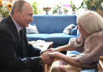 Владимир Путин поздравил Людмилу Алексееву с юбилеем и подарил ей картину с изображением города Евпатории, родины самой знаменитой правозащитницы страны