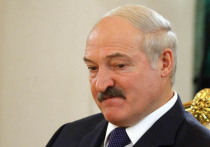 В ходе выступления президента Белоруссии Александра Лукашенко потерял сознание глава Погранслужбы Украины Виктор Назаренко, при этом ранее сообщалось, что это якобы был президент Национальной академии наук Украины.