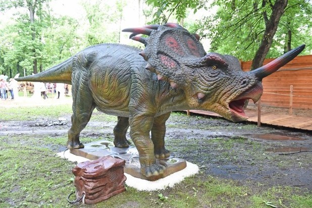 Парк динозавров ярославль. Парк Юбилейный Ярославль динозавры. Музей динозавров в Ярославле. Парк динозавров в Ярославле на проспекте Ленина.