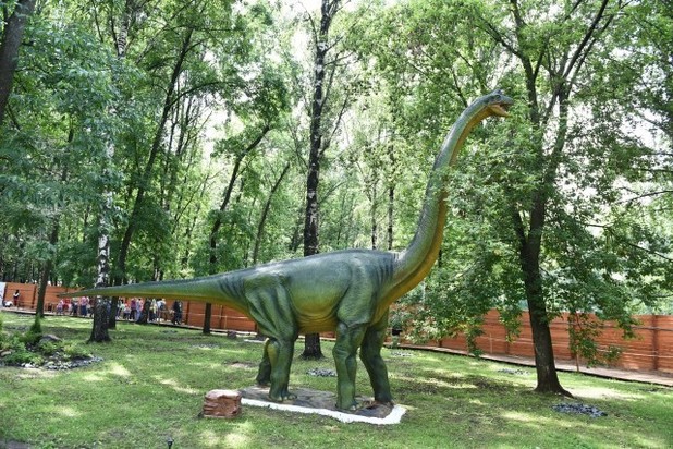 Парк динозавров ярославль. Парк Юбилейный Ярославль динозавры. Парк динозавров динозавров Ярославле. Парк динозавров в Ярославле на проспекте Ленина.