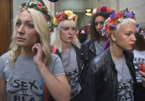 Активистка движения Femen Анджелина Диаш, которая поразила президентов Лукашенко и Порошенко своей голой грудью в разгар итоговой пресс-конференции глав Белоруссии и Украины, была выпущена на свободу под подписку о невыезде