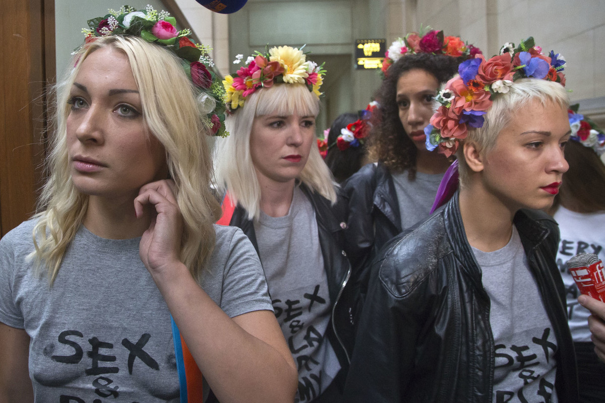 Лукашенко опасался, что активистки Femen положат кому-нибудь грудь на плечи  - МК
