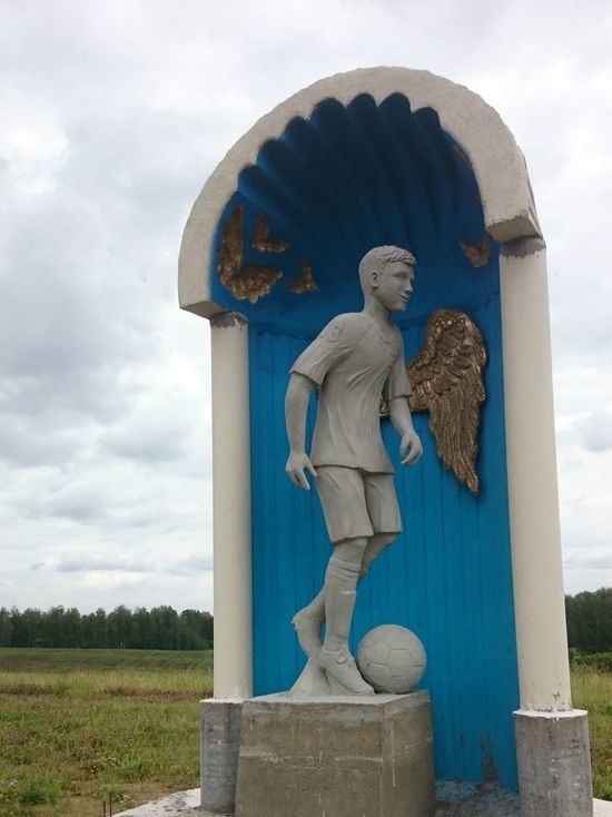 На месте ДТП с автобусом футболистов под Кемеровом установили памятник погибшему мальчику