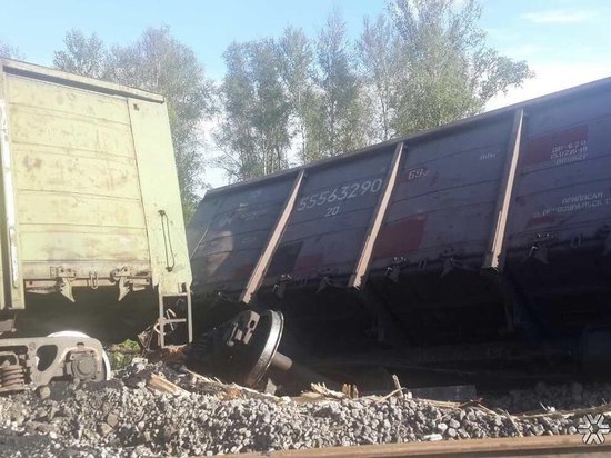 При столкновении с КамАЗом в Кузбассе сошло с рельсов 7 вагонов тепловоза 