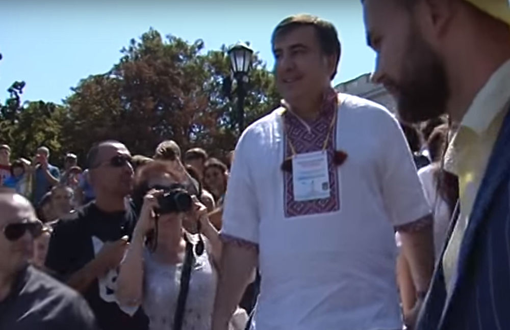 Модные "луки" от Саакашвили: миньон или клоун