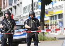 В Гамбурге неизвестный ворвался с ножом в супермаркет и стал без разбора нападать на людей