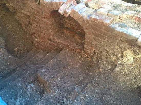 Впервые обнаружены не только часть фундамента, но и чудом сохранившиеся стены

