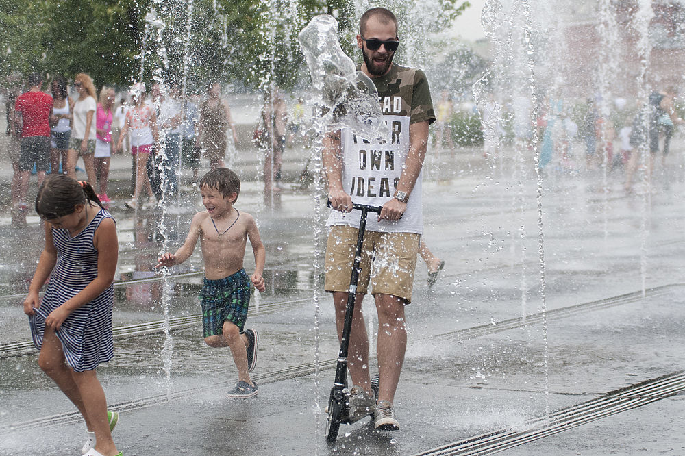 Самый жаркий день года: москвичи спасались от пекла в фонтанах
