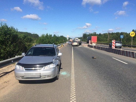 На трассе в Тверской области на мосту погиб водитель