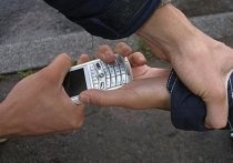 По общепринятым правилам, просматривать содержимое мобильного телефона и других технических устройств гражданина полицейские могут только при проведении спецопераций