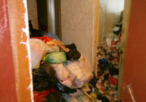 Его супруга, страдающая психическим заболеванием, завалила квартиру полутораметровым слоем мусора