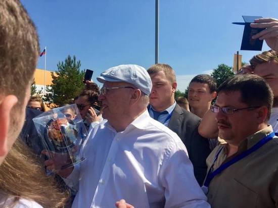 Нижегородцы подарили Жириновскому расписанный под хохлому глобус