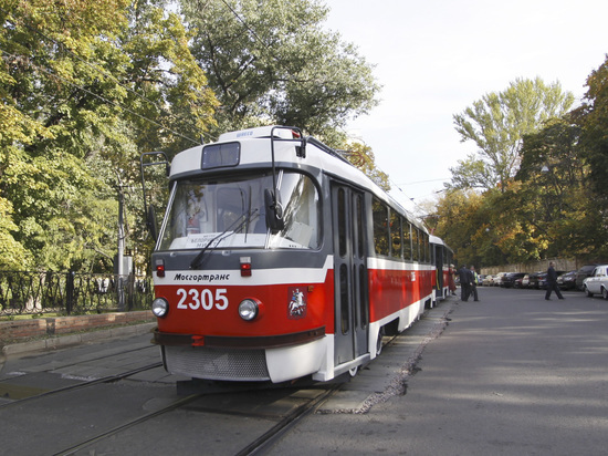 Мужчина стоял на остановке, пошатнулся и упал на рельсы