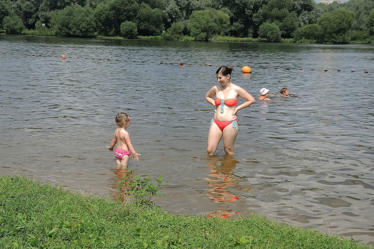 Можно ли купаться в речке. Купание на речке. Дети купаются в реке. Купаемся на речке. Купаться на ставке.