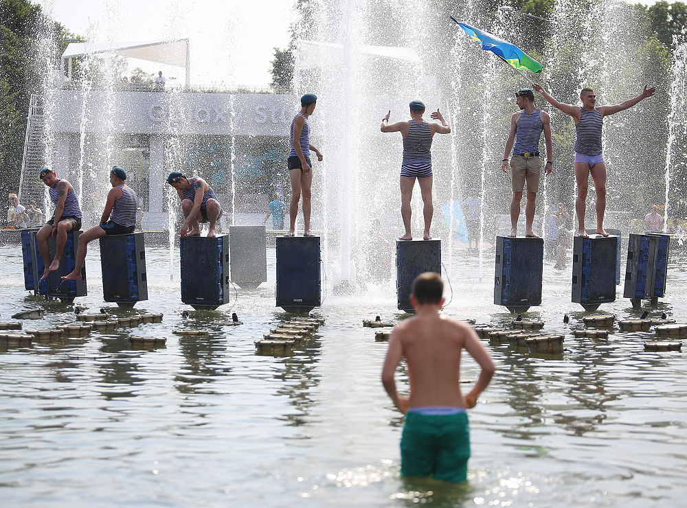 На день ВДВ в Москве десантники купались в фонтанах семьями