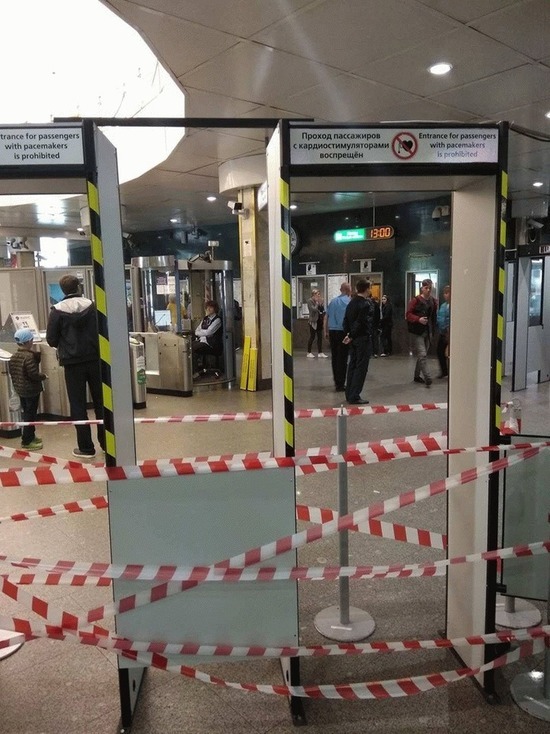 Недовольство петербуржцев экспериментом с усиленным досмотром пассажиров на входе в метро наконец-то докатилось до чиновников правительства, которые и затеяли эту историю