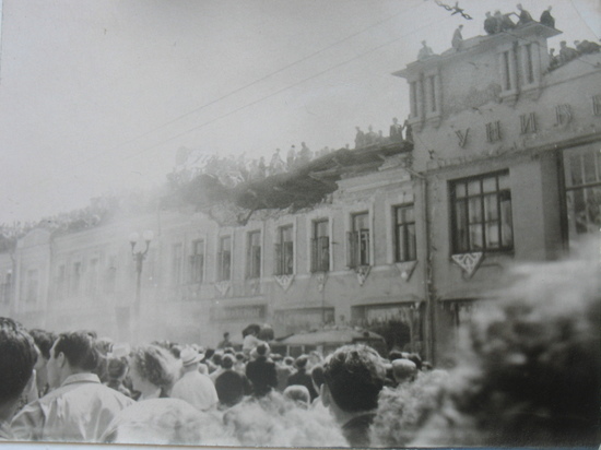 Под тяжестью любопытных советских граждан рухнула крыша универмага