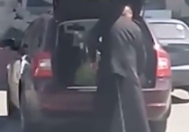 Дело священника из города Пышма Свердловской области, которого очевидцы засняли запихивающим сына в багажник машины, дошло уже до Следственного комитета