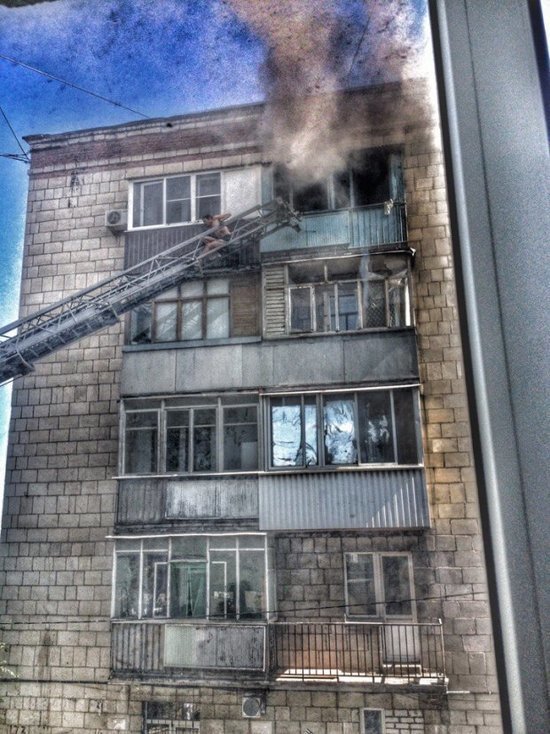 Спасатели вытащили волгоградца из горящей квартиры