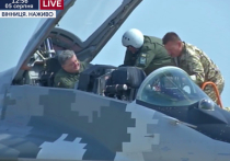 Президент Украины Петр Порошенко прилетел на истребителе на военной аэродром в Винницу, чтобы поздравить военных летчиков по случаю Дня Воздушных Сил