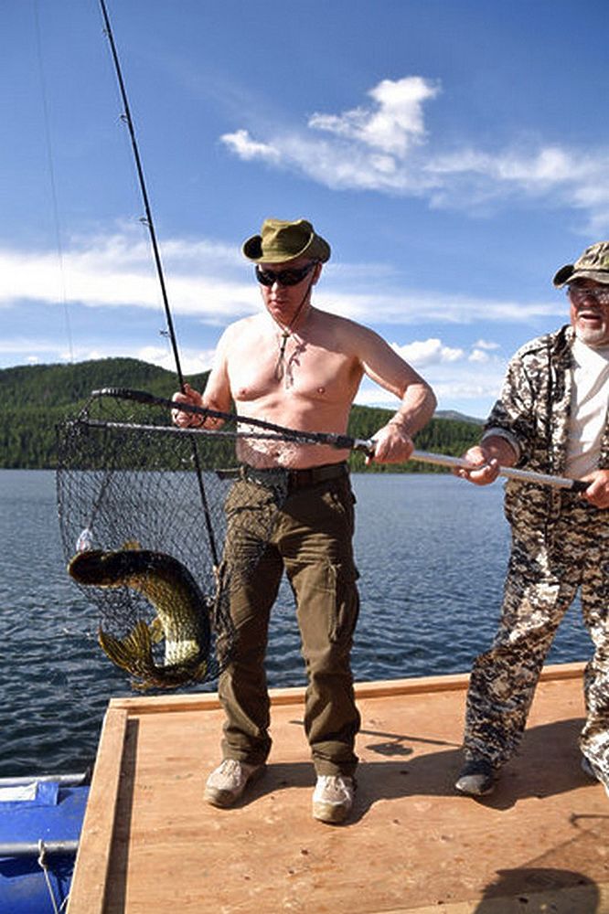 Поразивший всех Путин предстал без рубашки на фото с рыбалки