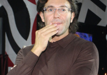 Известный актер Станислав Садальский сообщим в своем блоге о том, что Андрей Малахов с сегодняшнего дня больше не будет вести ток-шоу «Пусть говорят» на Первом канале. При этом он назвал фамилию человека, который станет новым лицом популярной передачи. 