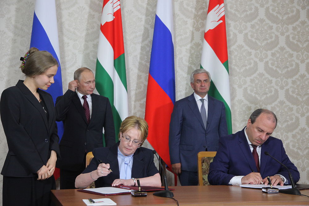 Путин договорился с главой Абхазии о расширении полномочий