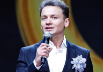 Популярный телеведущий Александр Олешко заявил, что не будет уточнять причины своего ухода с Первого канала, отметив, что получил заманчивое предложение, от которого не смог отказаться