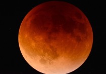 Жители России, а также Канады и США, наблюдая за недавним лунным затмением, заметили в небе множество неопознанных летающих объектов