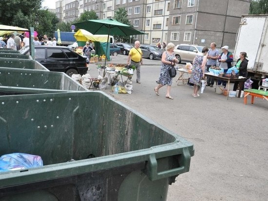 В Тамбове стихийный рынок образовался прямо рядом с мусорными баками
